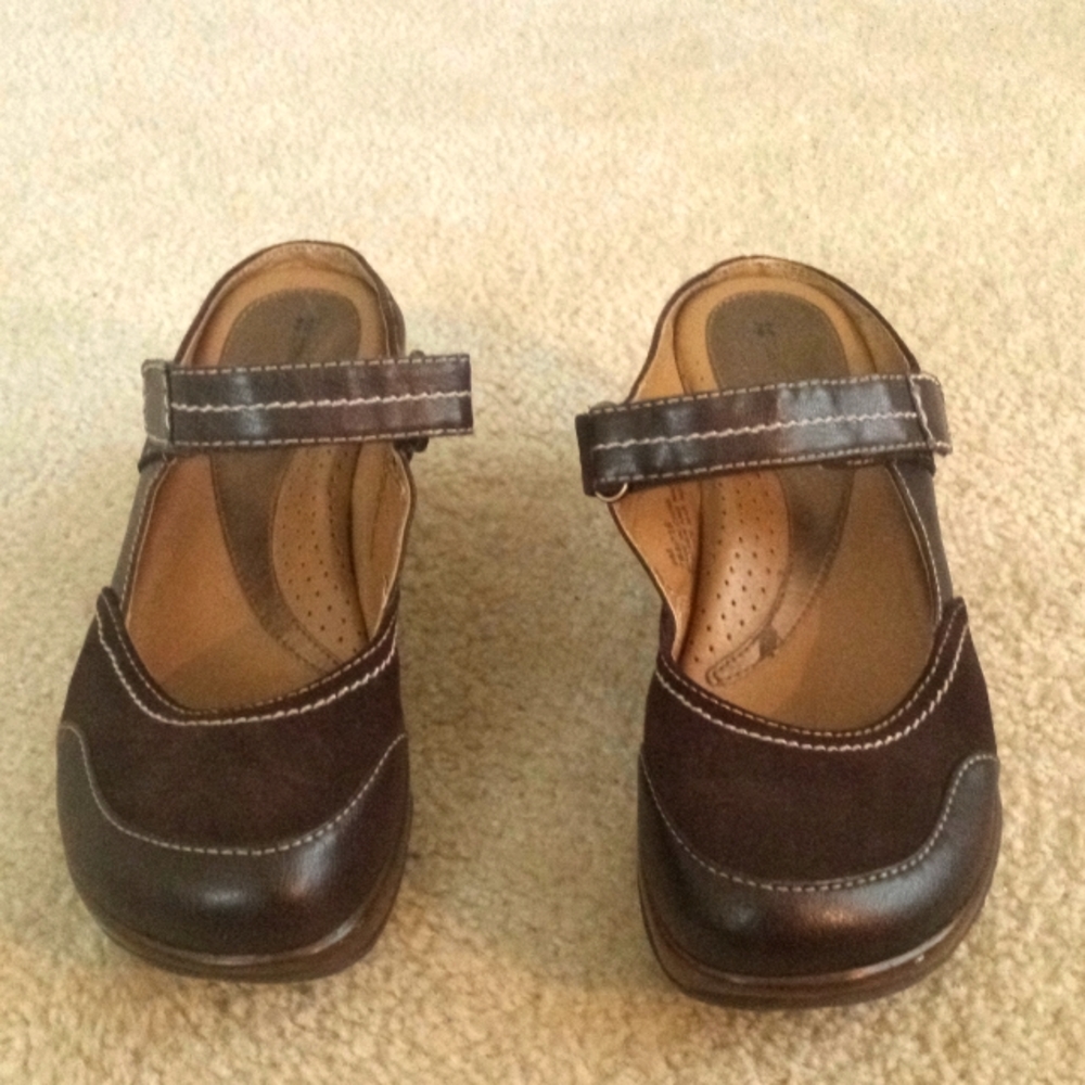 Naturalizer size 9 M brown leather wedges